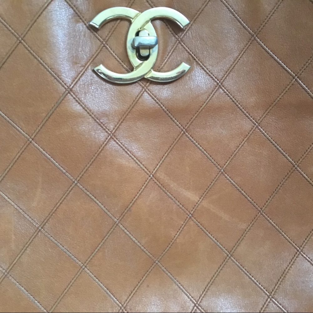 CHANEL.💯% authentic vintage leather bag-massive! - Picture 7 of 8